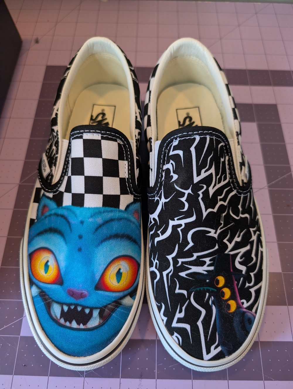 Vans X Kpop Demon Hunters Black Derpy & Sussie Classic Slip Ons Big Kid 5.5 NIB - Picture 3 of 3